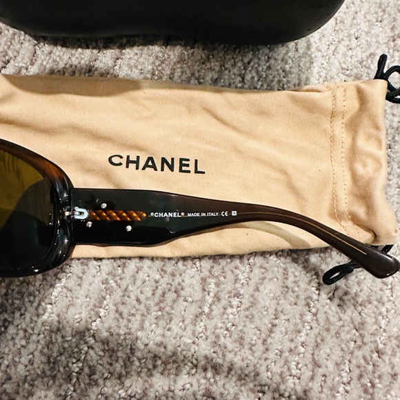 Chanel sunglasses - Picture 4 of 5